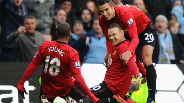 וויין רוני חוגג עם ואן פרסי (צילום: Laurence Griffiths / Staff)