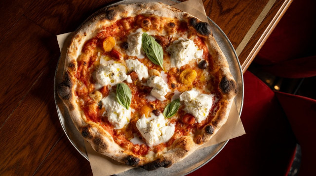 פיצה בורטינה - פומו (צילום: אסף קרלה)