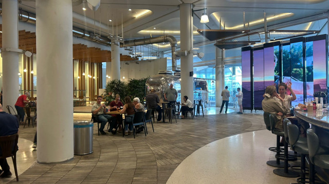 מתחם הפודטראקים בקניון עזריאלי (צילום: מאיה כהן)