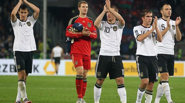 פודולסקי ושחקני נבחרת גרמניה בעבר (צילום: Christof Koepsel / Staff)