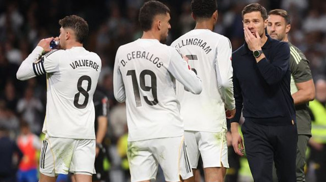 שחקני ריאל מדריד וצ'אבי אלונסו (צילום: OSCAR DEL POZO)