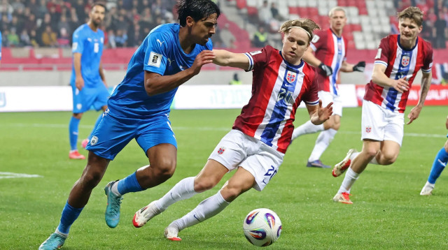 דור פרץ שחקן נבחרת ישראל לצד אנדראס שיילדרופ שחקן נבחרת נורבגיה (צילום: רויטרס)