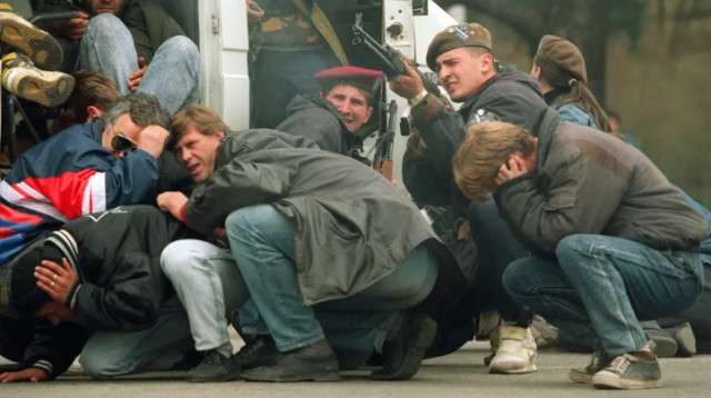 חייל בוסני מגן על אזרחים מתקיפות במהלך המצור על סרייבו (צילום: afp gettyimages)