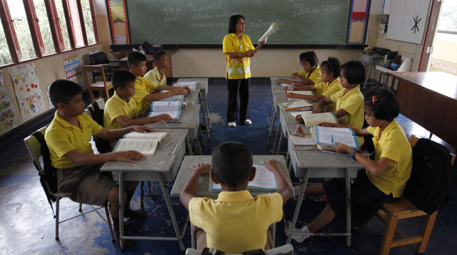 תלמידים בבית ספר בתאילנד (צילום: REUTERS/Sukree Sukplang)