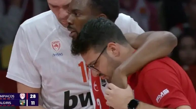 שחקן אולימפיאקוס קינן אוואנס לאחר הפציעה (צילום: צילום מסך, X)