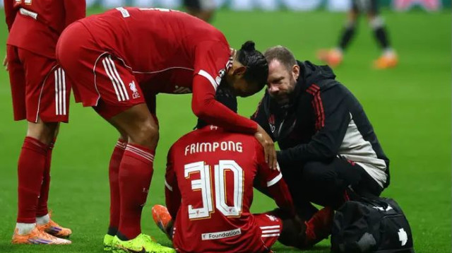 וירג'יל ואן דייק מנחם את ג'רמי פרימפונג שנפצע והוחלף (צילום: רויטרס)