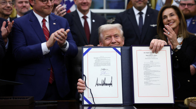 נשיא ארה"ב דונלד טראמפ חותם על הצו שמסיים את השבתת הממשל (צילום: רויטרס)