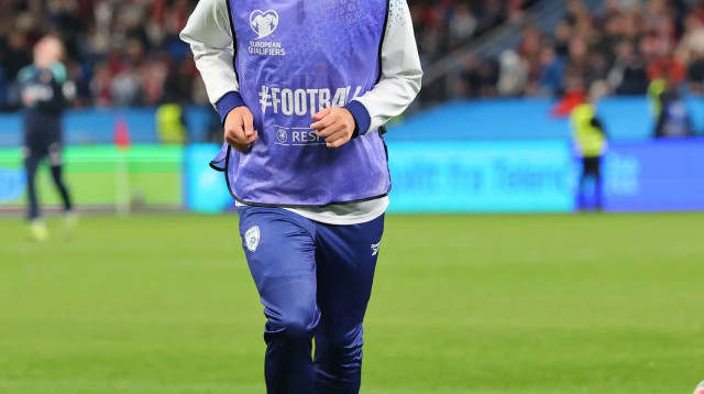 ירדן שועה שחקן נבחרת ישראל בחימום (צילום: אודי ציטיאט)