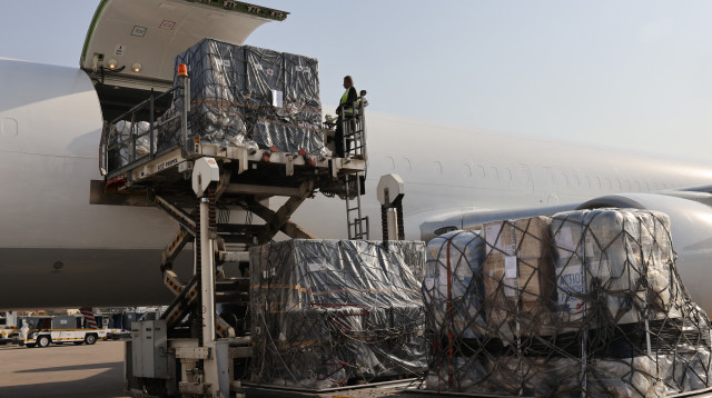 פריקת משלוחים בנמל התעופה בביירות (צילום: ANWAR AMRO/AFP via Getty Images)