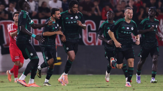 שחקני מכבי חיפה חוגגים עם טריבנטה סטיוארט (צילום: מאור אלקסלסי)