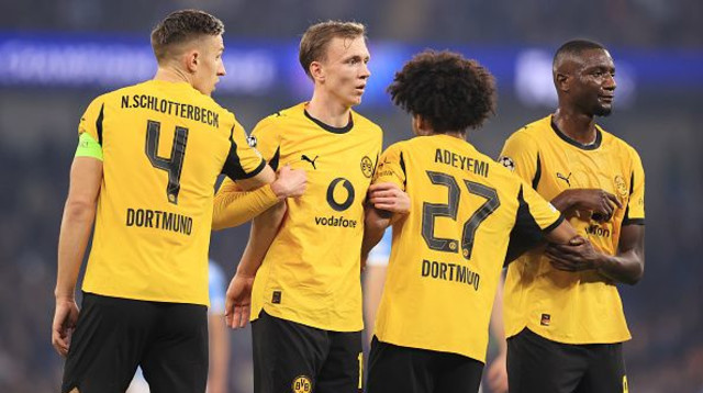 אדיימי עם שחקני דורטמונד (צילום: Simon Stacpoole/Offside / Contributor)