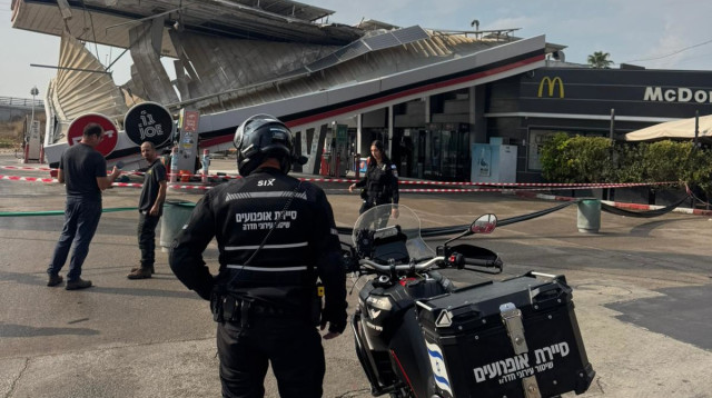 גג של תחנת דלק קרס במחלף גבעת אולגה (צילום: דוברות עיריית חדרה)