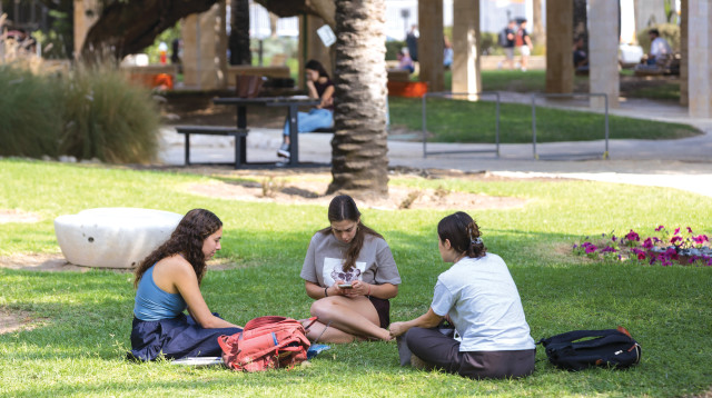 סטודנטיות בקמפוס  (צילום: לירון מולדובן)