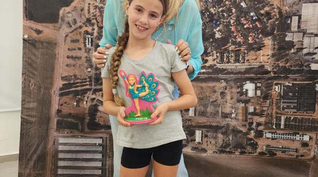 נעה משה והמודל שיצרה עם נאוה קזז (צילום: סטרטסיס)