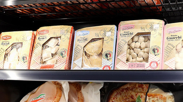 מוצרי המעדניה של אמפמ (צילום: שי בראל)