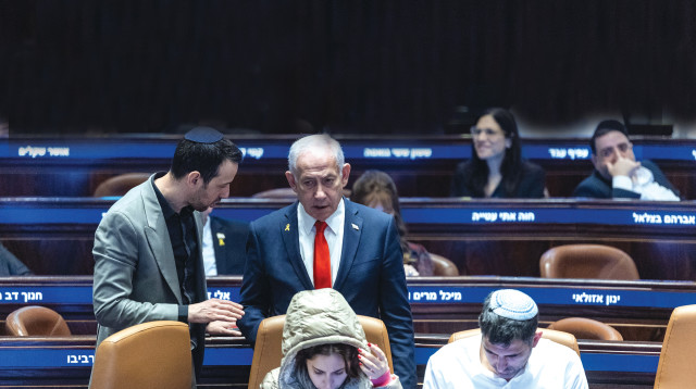 בנימין נתניהו וח"כ אריאל קלנר בכנסת, 2025 (צילום: חיים גולדברג פלאש 90)