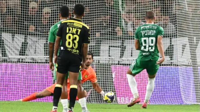 ניראון עוצר את הפנדל של יובאנוביץ' (צילום: ברני ארדוב)