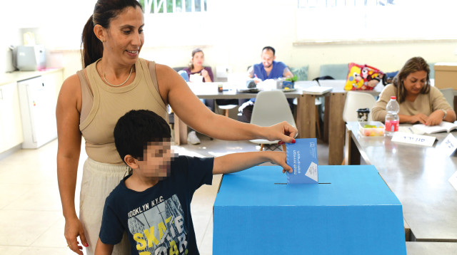 ההצבעה בבחירות בקלפי בתל אביב, 2022 (צילום: תומר נויברג פלאש 90)