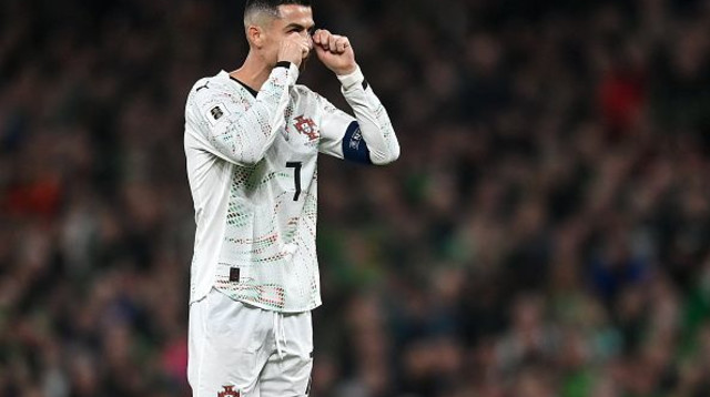 רונאלדו בתגובה לקהל האירי (צילום: David Fitzgerald)