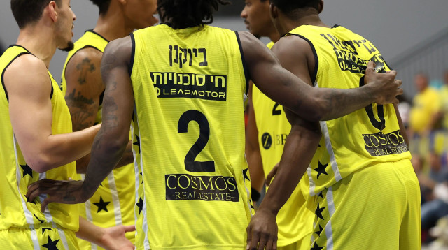 שחקני אליצור נתניה (צילום: דני מרון)