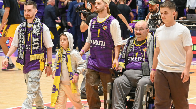 בר קופרשטיין עם משפחתו במשחק של הפועל חולון (צילום: ברני ארדוב)