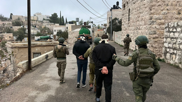 מעצר חשודים במהלך הפעילות  (צילום: דובר צה"ל)