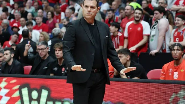 לא רוצה לדבר על השופטים. איטודיס (צילום: דני מרון)