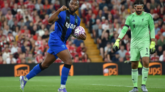 אנטואן סמניו שחקן בורנמות' חוגג שער (צילום: רויטרס)