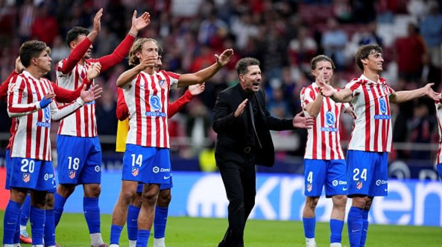 דייגו סימאונה ושחקני אתלטיקו מדריד חוגגים מול הקהל (צילום: Europa Press Sports /)