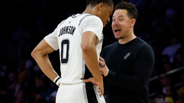 מיץ' ג'ונסון מאמן סן אנטוניו ספרס (צילום: GettyImages)