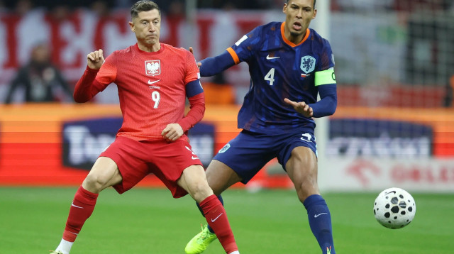 שחקן נבחרת הולנד וירג'יל ואן דייק מול שחקן נבחרת פולין רוברט לבנדובסקי (צילום: רויטרס)