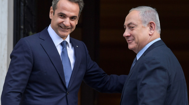 קיריאקוס מיצוטאקיס ובנימין נתניהו (צילום: ARIS MESSINIS/AFP via Getty Images)