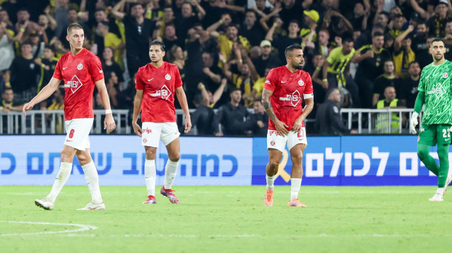 שחר פיבן, אנדריאן קרייב, צ'יקו שחקני הפועל תל אביב מאוכזבים (צילום: דני מרון)