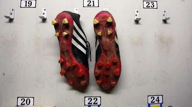 נעליים תלויות (צילום: GettyImages)