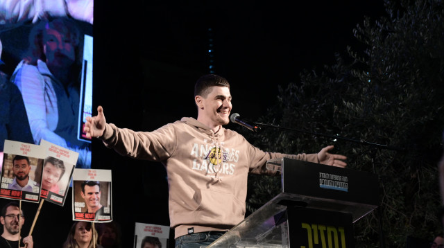 שורד השבי מקסים הרקין בכיכר החטופים (צילום: אבשלום ששוני)