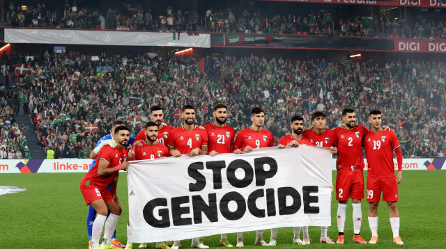 שחקני נבחרת פלסטין לפני המשחק נגד נבחרת חבל הבאסקים (צילום: רויטרס)