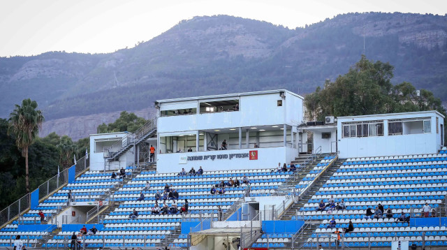 אצטדיון כדורגל עירוני קרית שמונה (צילום: מאור אלקסלסי)