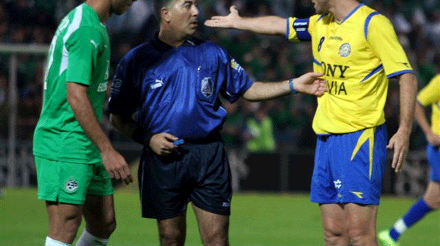 איתו תבריזי שופט כדורגל אבי נמני מכבי תל אביב יניב קטן מכבי חיפה (צילום: עמי שומן)