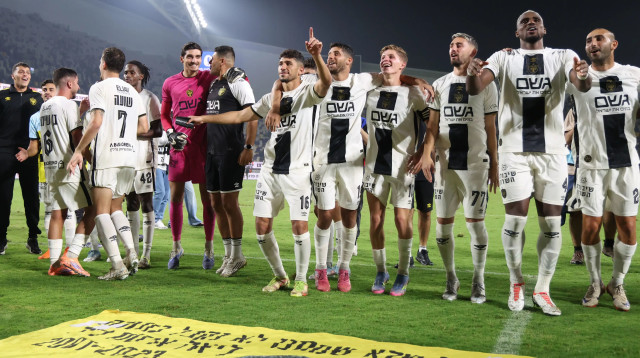 שחקני בית"ר ירושלים חוגגים (צילום: דני מרון)