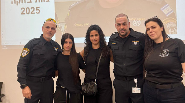 רעייתו ובתו של איציק בזוקה ז"ל בטקס ההסמכה להשקת יחידת המתנדבים "כוח  (צילום: יח"צ)