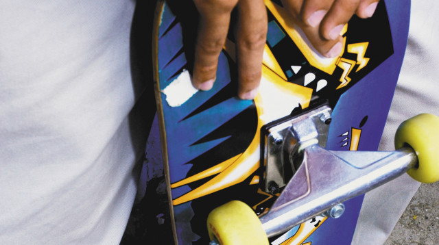 צעיר עם סקייטבורד, אילוסטרציה (צילום: אינג'אימג')