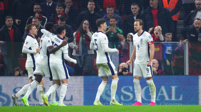 שחקני נבחרת אנגליה חוגגים עם הארי קיין (צילום: GettyImages)