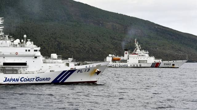 כלי שיט סיני וכלי שיט יפני לחופי איי סנקאקו השנויים במחלוקת, 2024 (צילום: רויטרס)