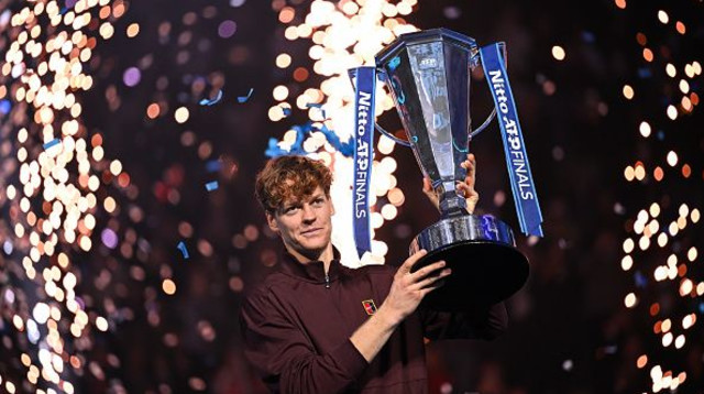 יאניק סינר מאושר עם הגביע (צילום: Daniel Kopatsch / Contributor)