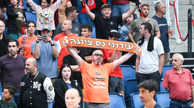 אוהדי עירוני נס ציונה (צילום: ברני ארדוב)