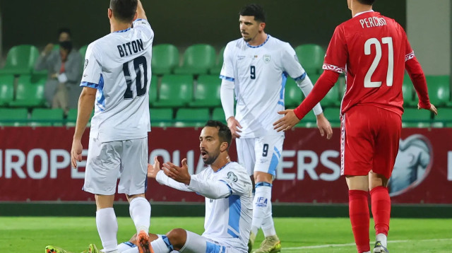 שחקני נבחרת ישראל אליאל פרץ, דן ביטון (צילום: אודי ציטיאט)