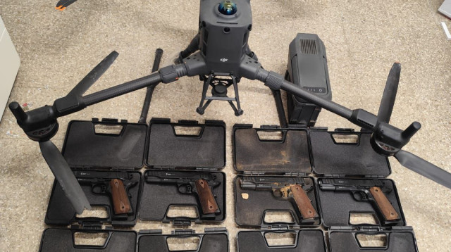 רחפנים ואקדחים שהוחרמו ע"י צה"ל (צילום: דובר צה"ל)