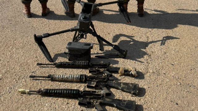 רחפן ורובים שהוחרמו על ידי צה"ל (צילום: דובר צה"ל)