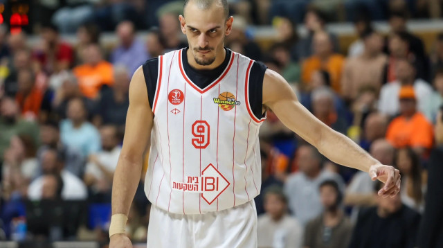 שחקן הפועל תל אביב גיא פלטין (צילום: קובי אליהו)