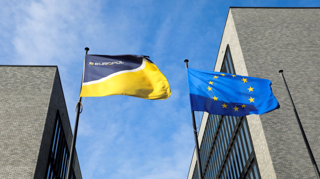 דגל האיחוד האירופי, דגל האירופול (צילום:  REUTERS/Eva Plevier)